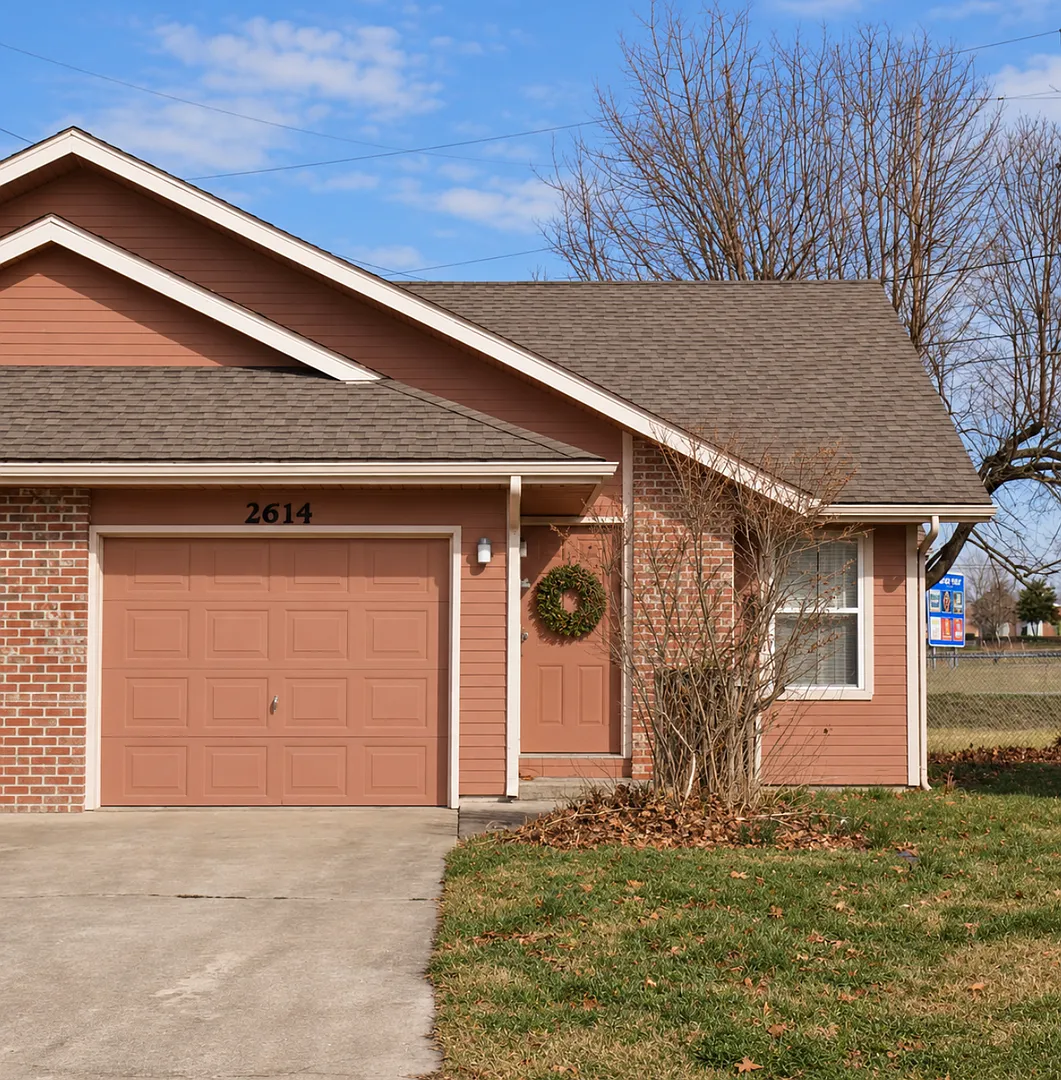 2 bed 1 bath duplex w/ garage! — Photo 1