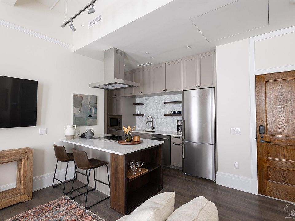 1st image of 17 Palafox Pl Unit 304