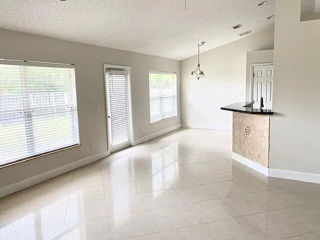 3 bed, 2.0 bath, 1858 sqft, $2,500 — Photo 2