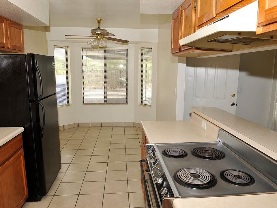 view into eating area through kitchen