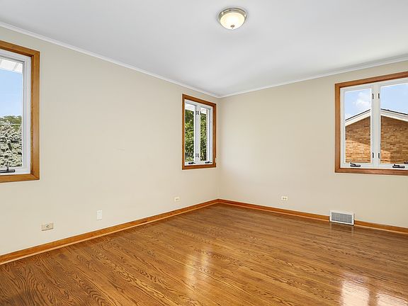 4th image of 9224 S Francisco Ave