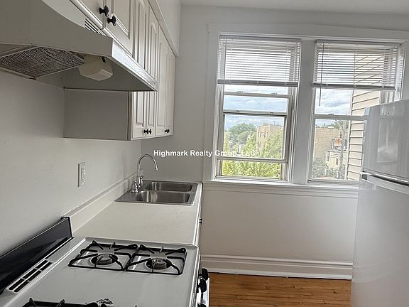 2nd image of 3052 W Berteau Ave #3B