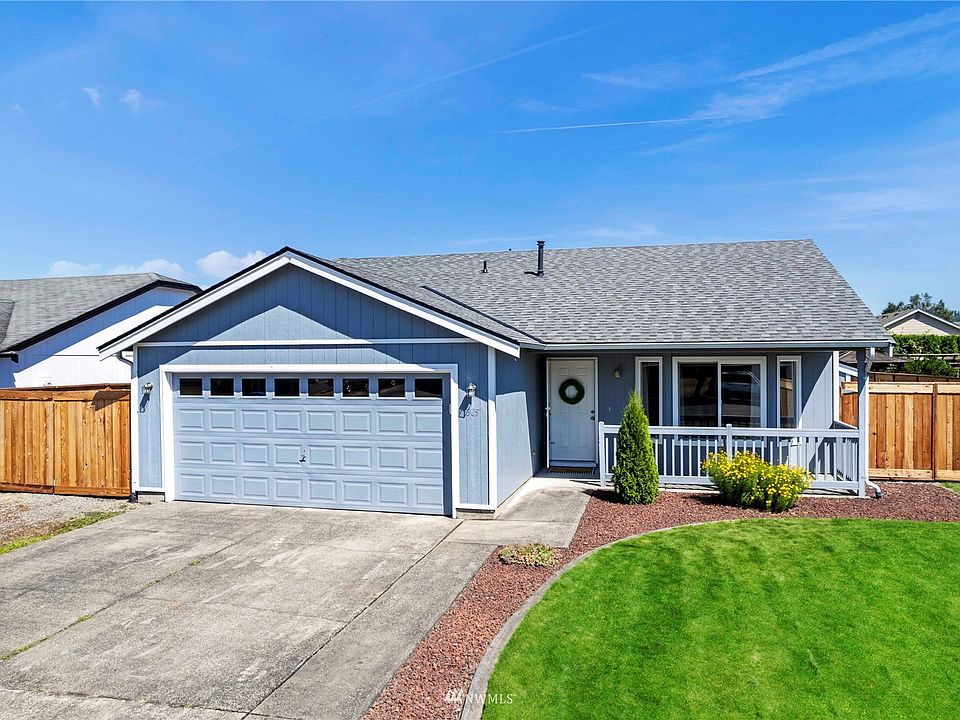 Darling rambler in Village Green has so much to offer!