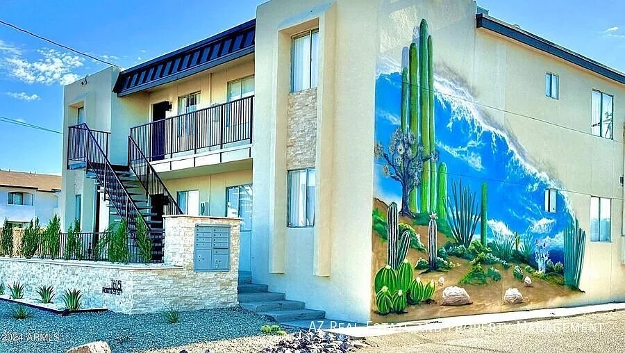 $500 deposit + One month FREE on a 13 month lease! Live, Relax & Thrive in This Convenient Phoeni... — Photo 2