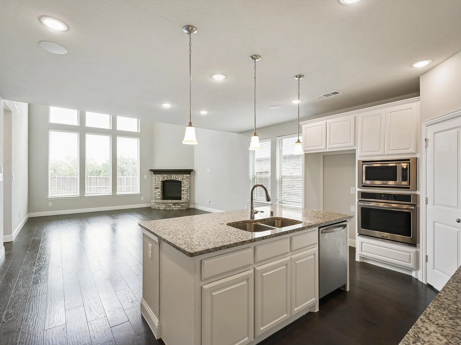4 bed, 2551 sqft, $2,600 — Photo 4