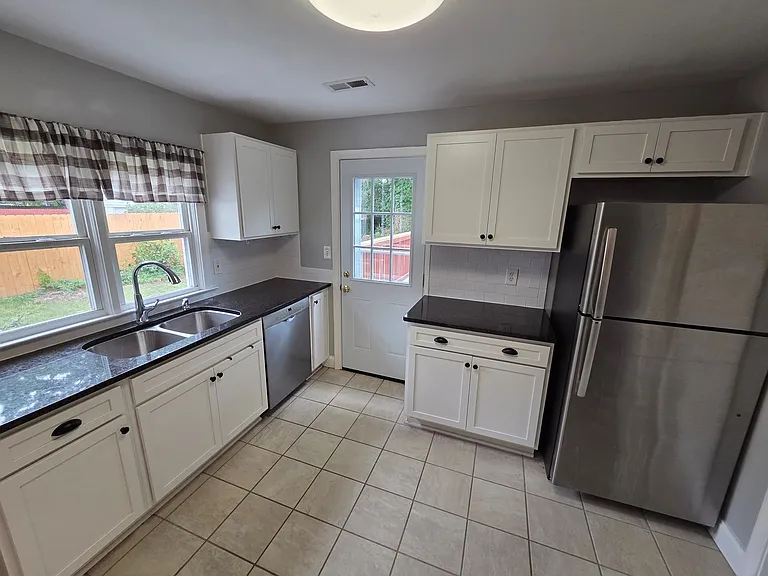 7405 Yorktown Dr — Photo 10