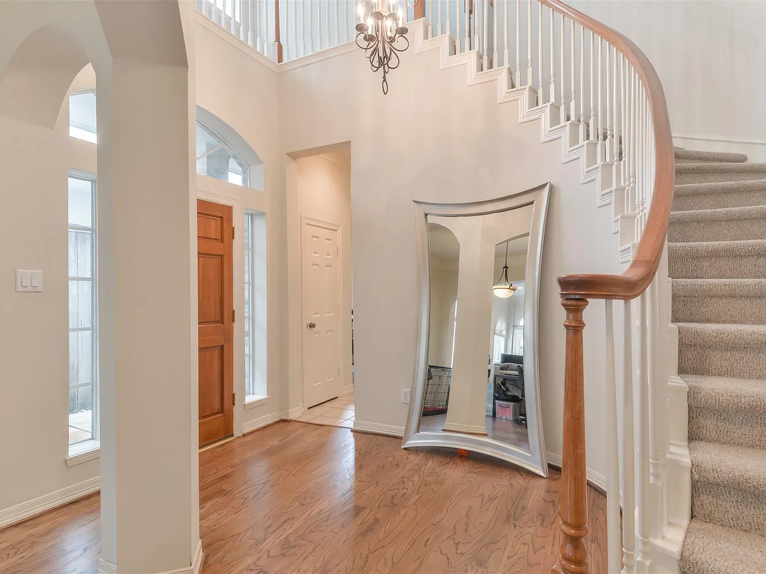3 bed, 2.5 bath, 2402 sqft, $2,900 — Photo 2
