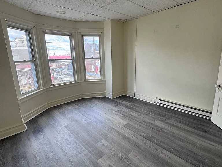 1330 W Liberty St — Photo 4
