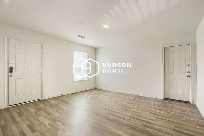 3 bed, 1.0 bath, 838 sqft, $825 — Photo 4