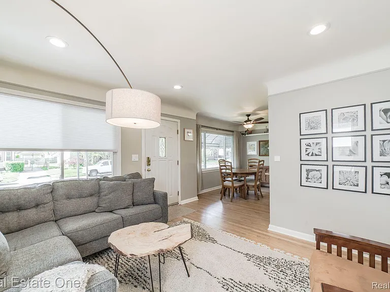 475 E Marshall St — Photo 4