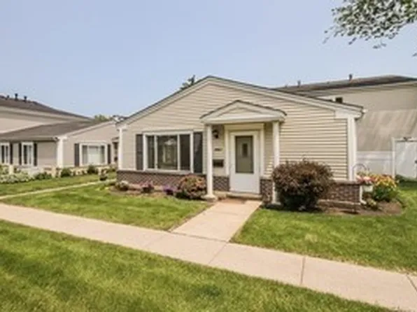 1571 Quaker Ln #108, Prospect Heights, IL 60070