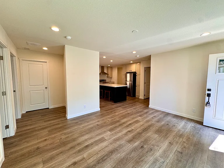 321 E Panorama Dr — Photo 2
