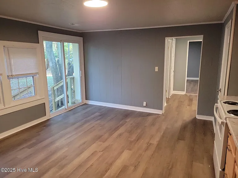 557 Circle Dr — Photo 13