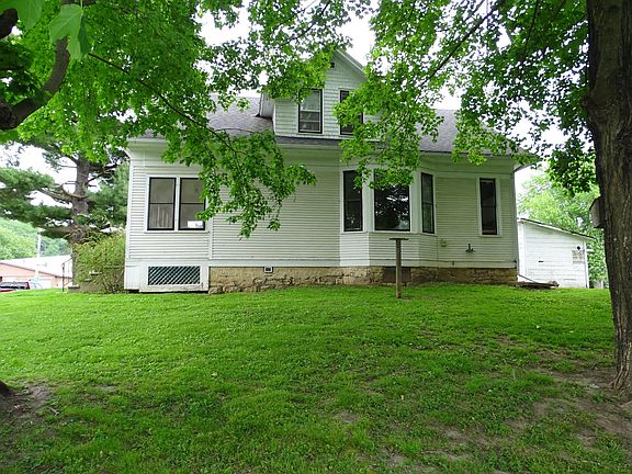 3rd image of 105 Maple Ave E
