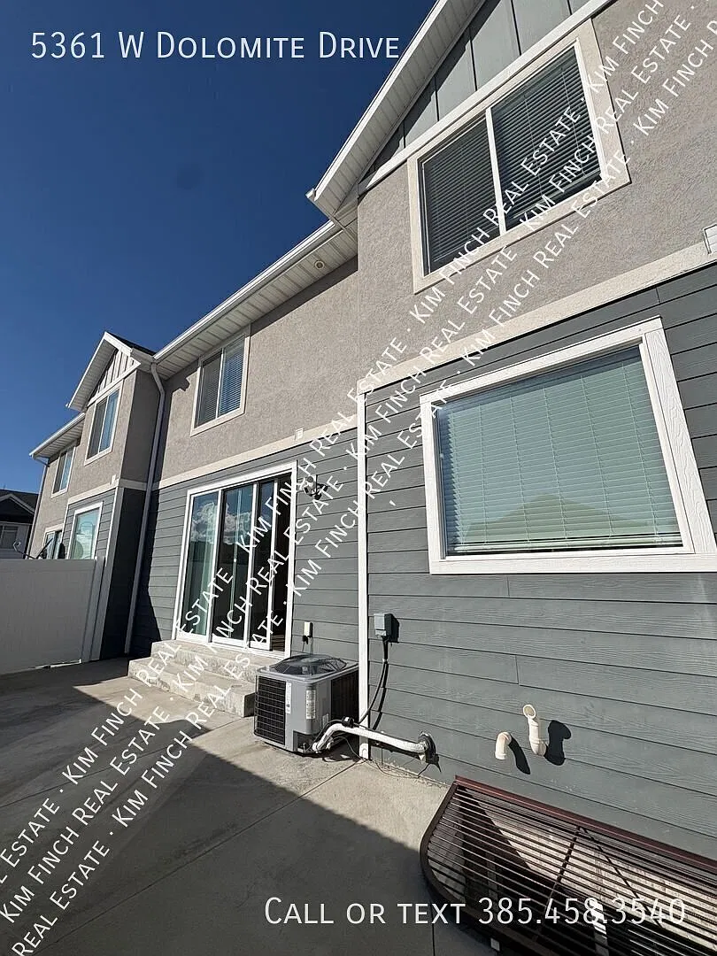 Large, absolutely gorgeous, end unit townhome (almost new) in the heart of Highland City — Photo 1