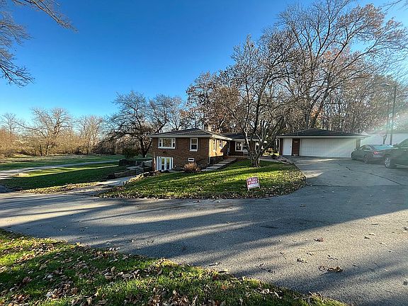 Walk out, rear entry, garage