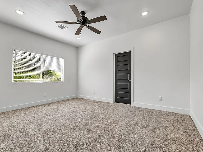 211 Lynn Dr — Photo 32