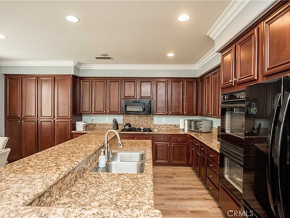 4th image of 2815 Douglas Way