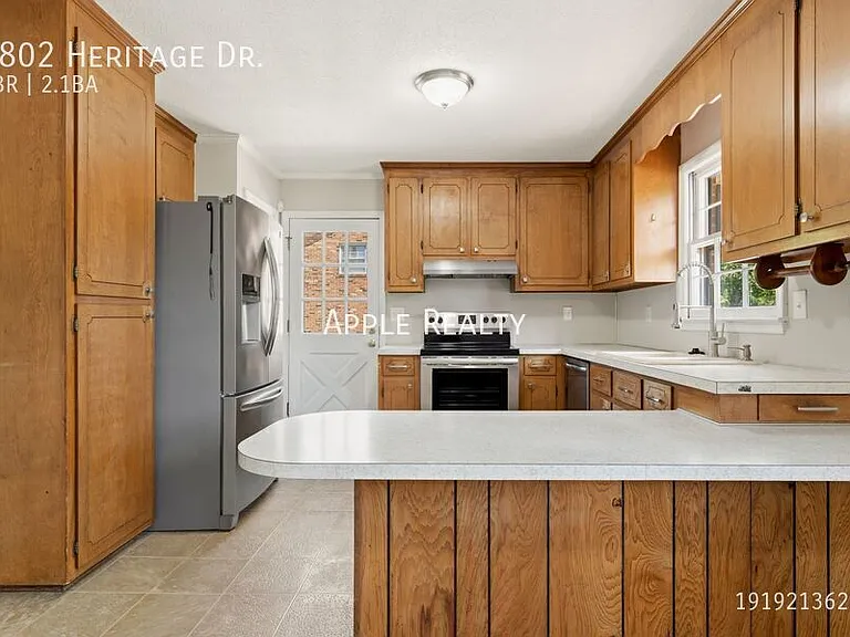 4802 Heritage Dr — Photo 3