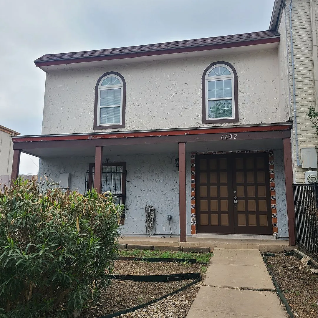 Spacious 2 BR/2.5 bath townhome near the Medical Center w/a fenced in yard! — Photo 1