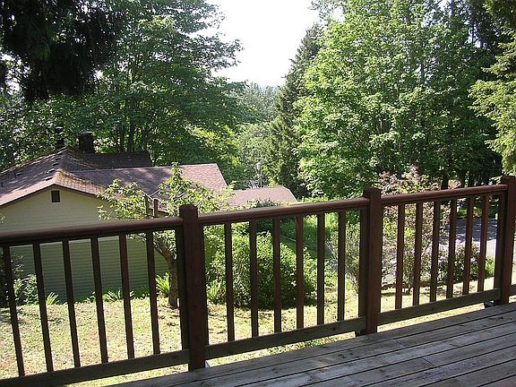Enjoy quiet time & sunsets from deck; bald eagles have been seen in the trees!