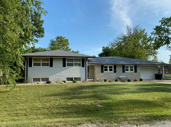 9 Orchard Dr, Charleston, IL 61920