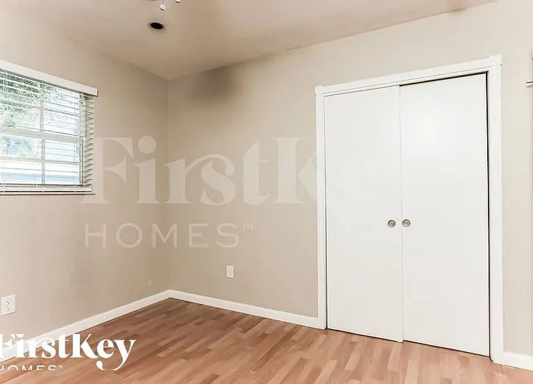 151 SE 8th St — Photo 12
