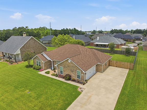 3rd image of 330 Hampton Ct