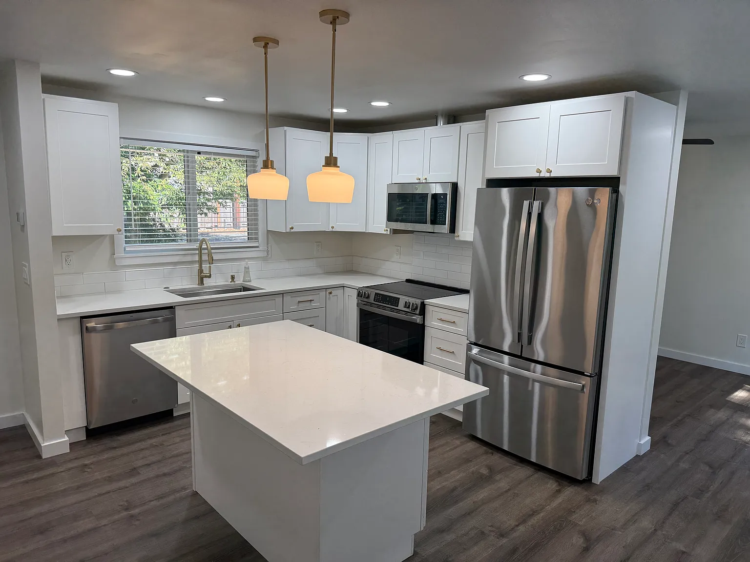 3 bed, 1.5 bath, 1220 sqft, $3,400 — Photo 3