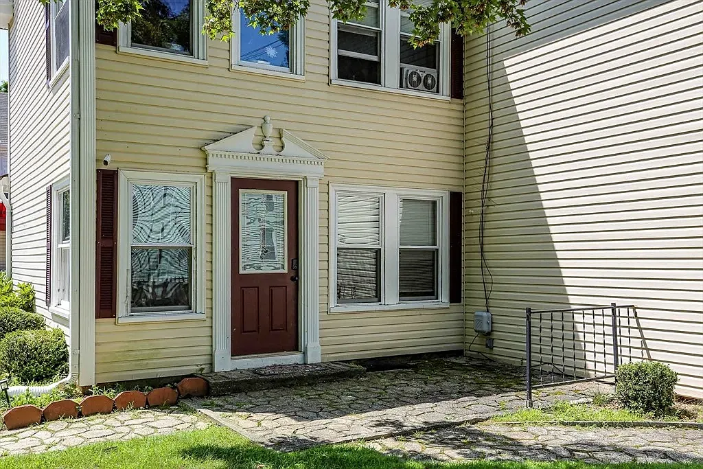 4 bed, $2,300 — Photo 2