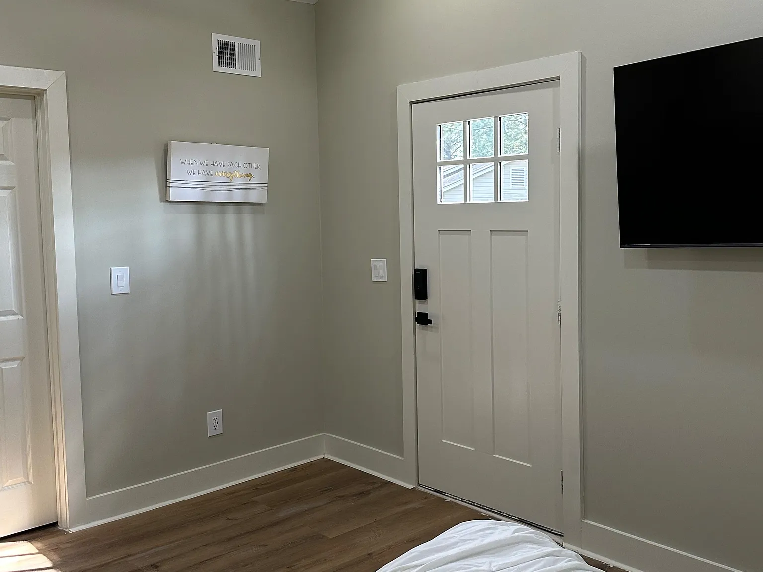4 bed, 5.0 bath, 2500 sqft, $1,590 — Photo 1