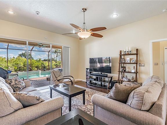 4th image of 22602 Laureldale Dr