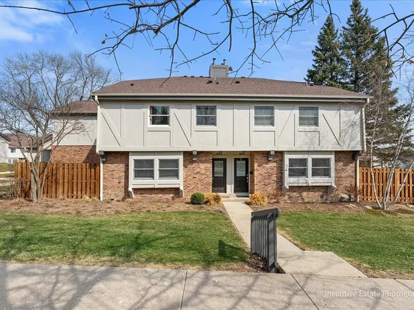 884 Bristol Dr, Barrington, IL 60010