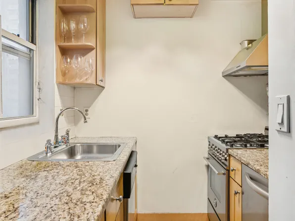 333 East 43rd Street image 5 of 5