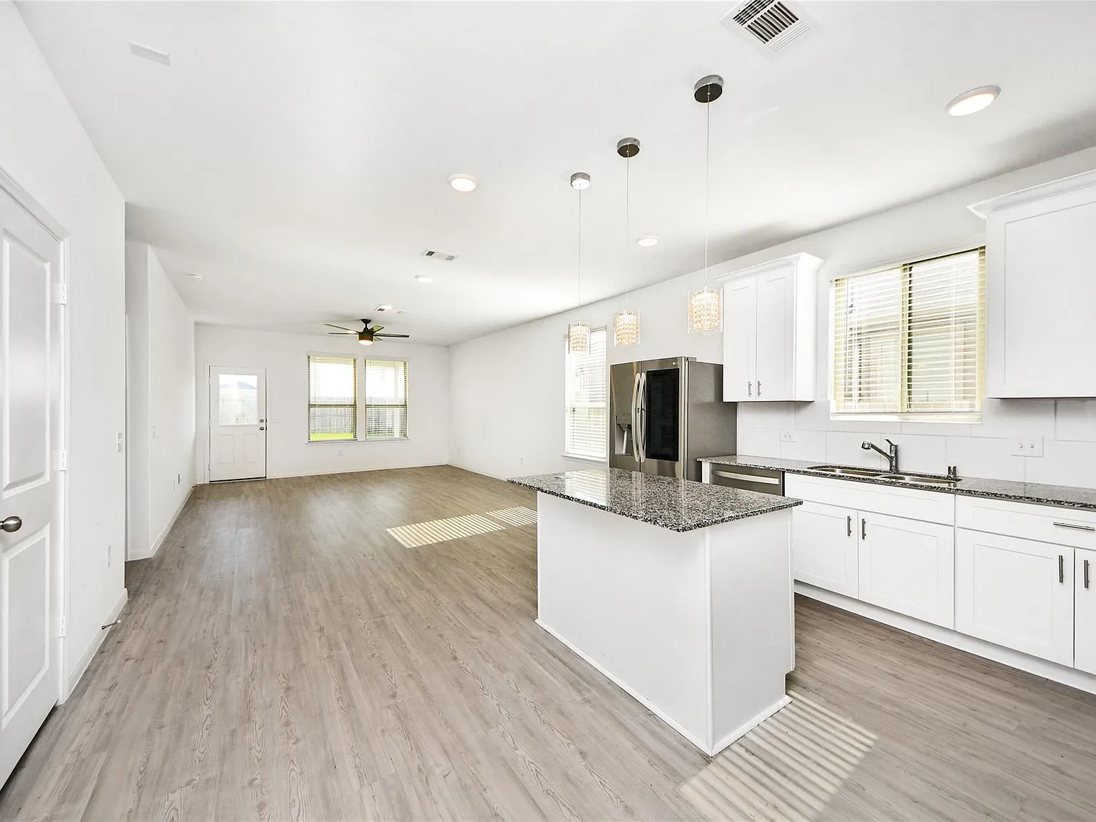4 bed, 2.5 bath, 2440 sqft, $2,300 — Photo 4