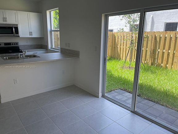 3rd image of 2713 SE 15th Pl #2713