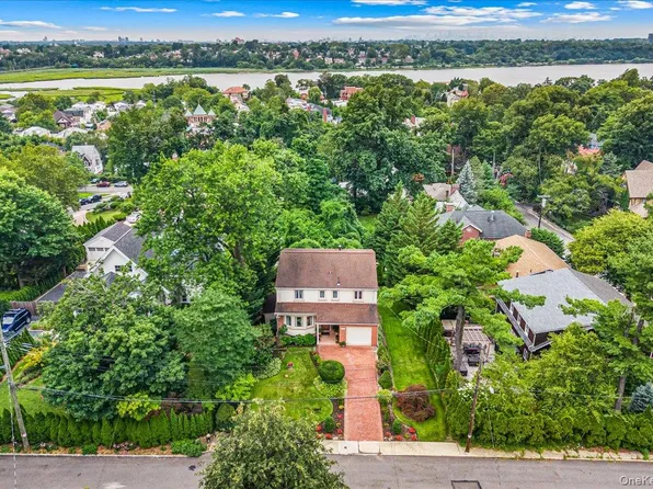 3850 Hillcrest Avenue, Douglaston, NY 11363