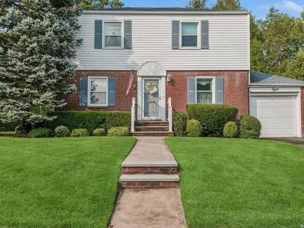 8 College Place, Garden City, NY 11530