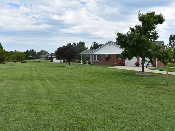Spacious Yard, almost 1 acre