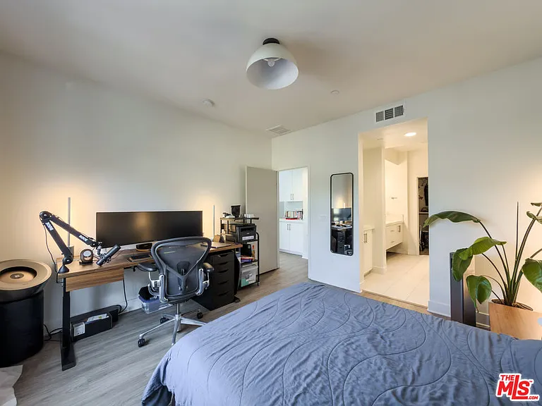 2111 N Cahuenga Blvd #2 — Photo 27