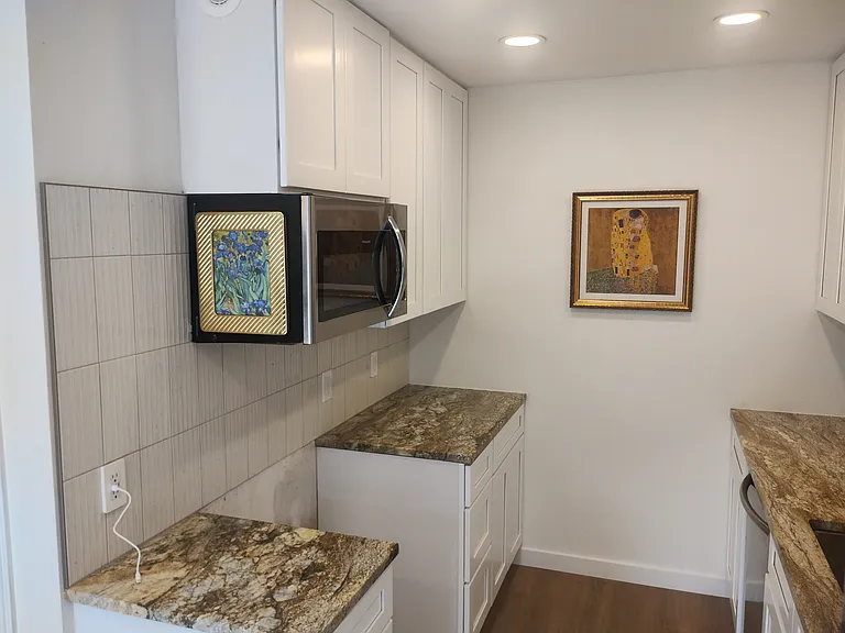 209 W 17th St #F — Photo 5