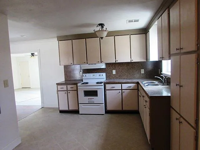 602 W Spruce St — Photo 4