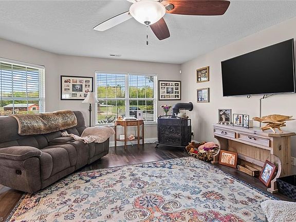 5th image of 425 Airview Dr