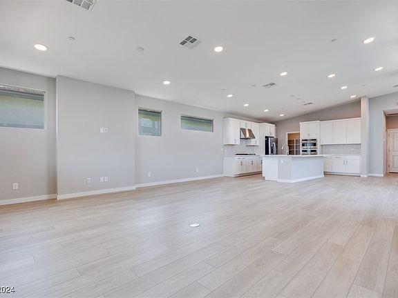 4th image of 10086 Evergreen Pine St