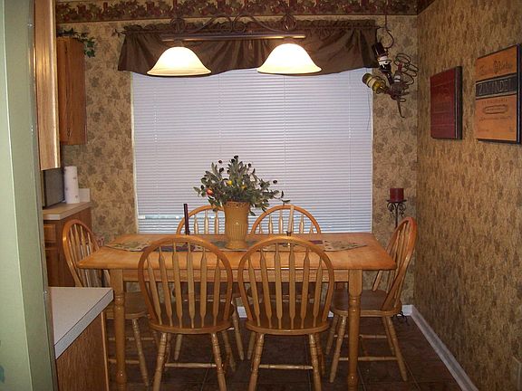eat-in-kitchen area