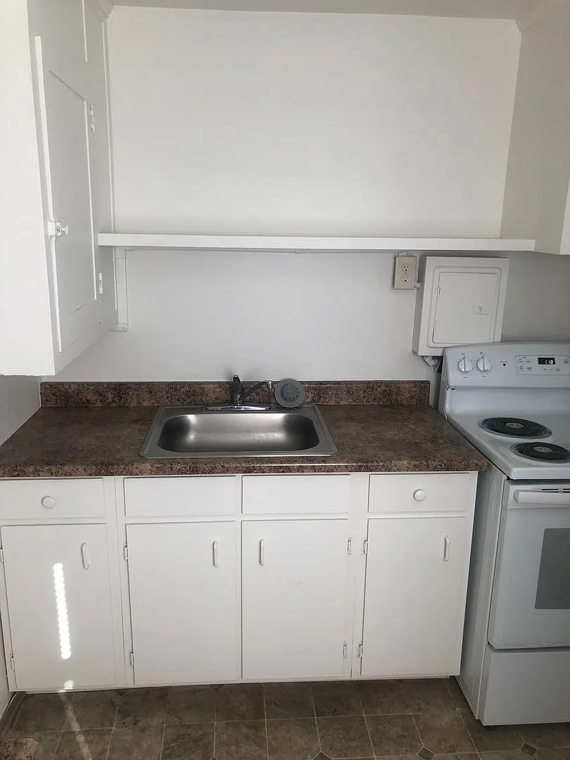 Downstairs Studio Apartment - White Pine Apartments — Photo 3