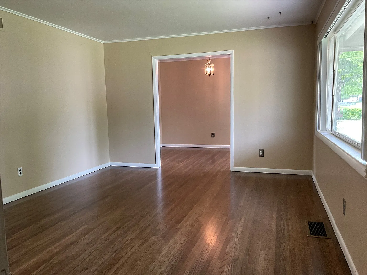 3 bed, 1.0 bath, 1134 sqft, $1,350 — Photo 3