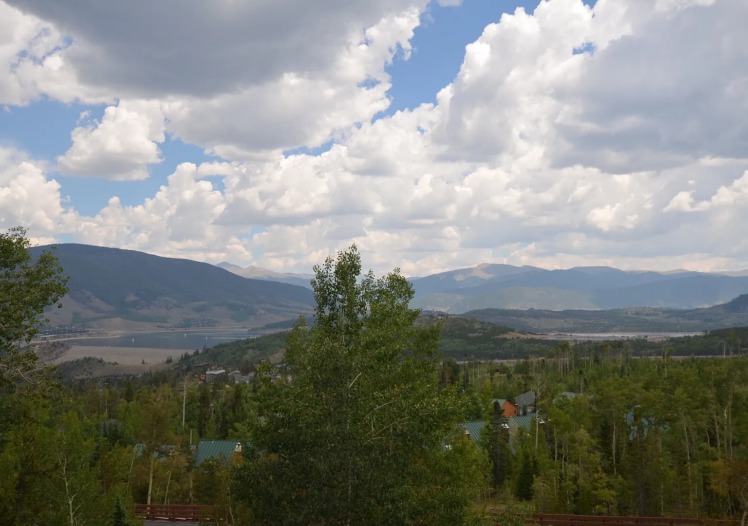 Updated Unit! Great Views! Year lease! — Photo 3