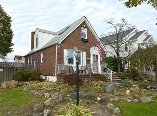 18201 69th Ave, Fresh Meadows, NY 11365