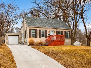 6717 Roseland Dr, Urbandale, IA 50322